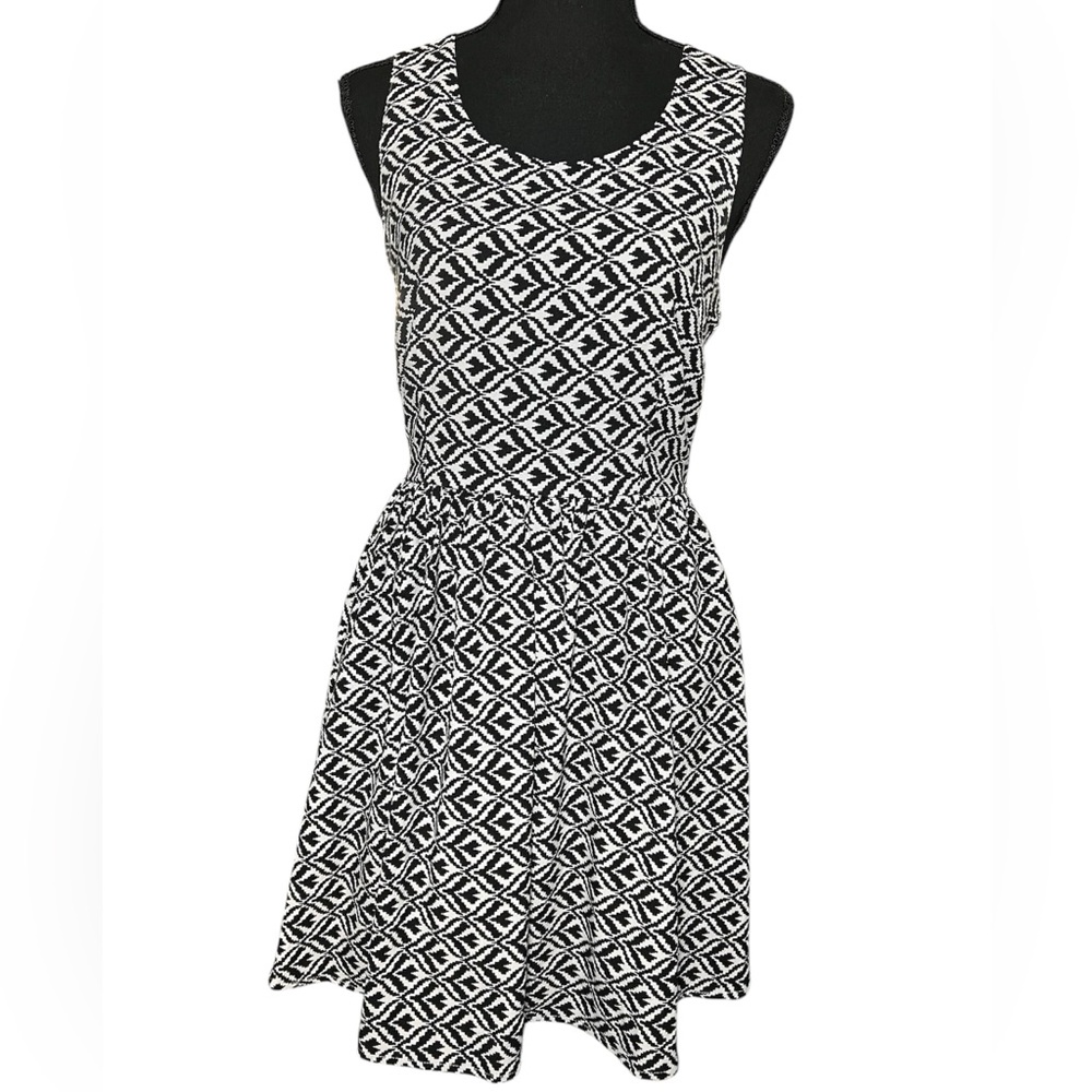 buttons Black & White Geometric Print Sleeveless Dress Size M
